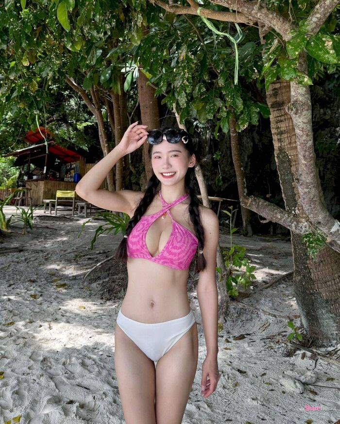 來自台灣的正妹Queena娜娜,啦啦隊成員,顔值甜美,笑起來超迷人。 2th image