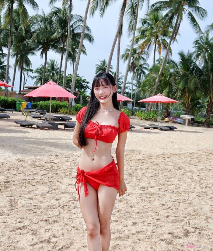 來自台灣的正妹Queena娜娜,啦啦隊成員,顔值甜美,笑起來超迷人。 3th image