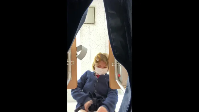 [upskirt 2067 upside down shooting JK] A lower body plump JK who straddles the classroom and is photographed taking a panchira and even changing pants 11th image