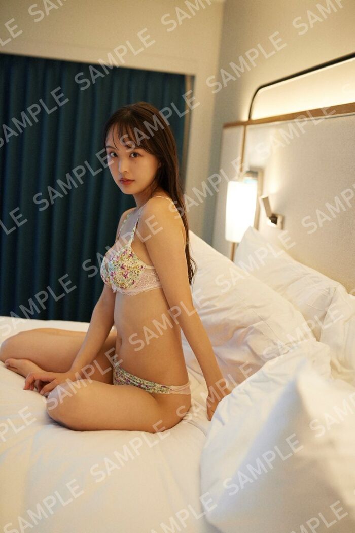 [Image] Black-haired neat and clean idol, sticking out her buttocks in her underwear wwwwwwwwSTU48 Akari Fukuda, the back shot of the 1st photo book is too stimulating!! 12th image