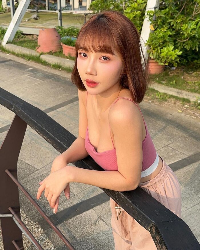 Short 髮美眉「彭彭柔柔」飽滿美胸亮眼吸い睛 原來那麼paid (10P) 4th image