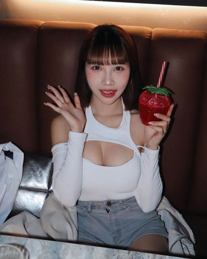 Short 髮美眉「彭彭柔柔」飽滿美胸亮眼吸い睛 原來那麼paid (10P) 5th image