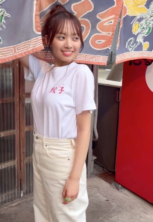 [Swimsuit image] Hiyori Hamagishi, 46 Hinatazaka, lifts the ban on cleavage in her first bikini wwwwwww Fans are very excited about the boobs cut in the 1st photo book!! 25th image