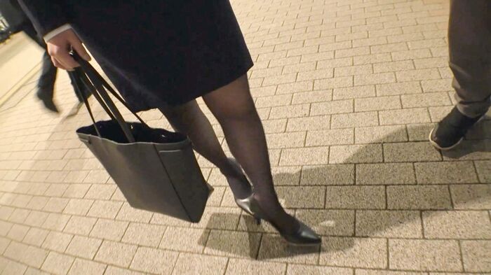 Picking up a 23-year-old new graduate girl who works at the airport in Shinjuku. - Immediately break the pantyhose with Rikusu and SEX 4th image