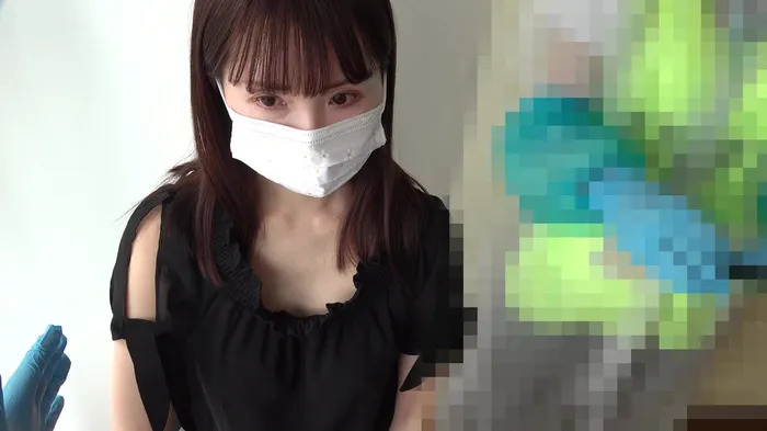 [eros2319 nipple glimpse voyeur] An older sister in her mid-20s who is photographed with her F-cup boobs and delicious nipples that were pulled by her bra string during vaccination 2th image