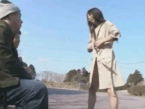 野外露出エロGIF画像99枚 街中や公園・電車など公衆の面前でおっぱい晒す変態集めてみた 85th image