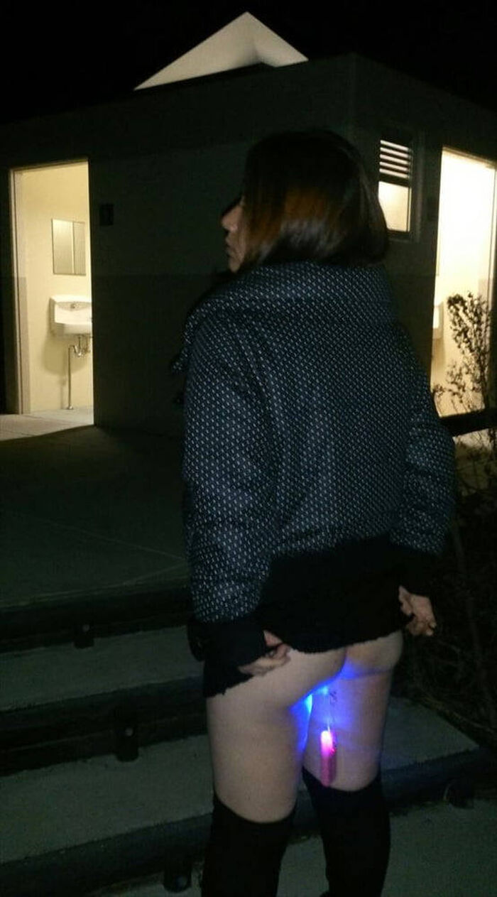 Erotic images that expose the buttocks 38th image