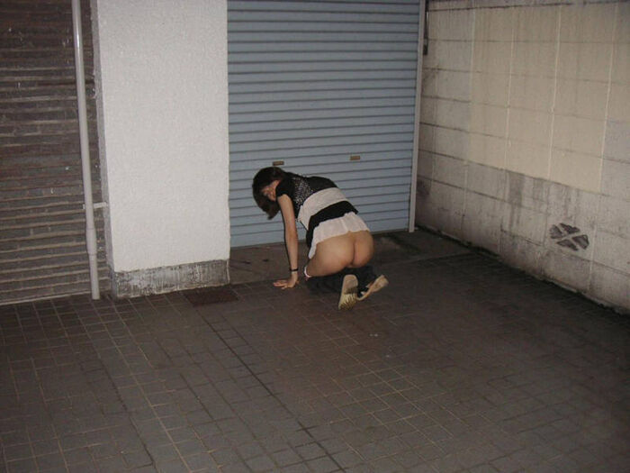 Erotic images that expose the buttocks 52th image