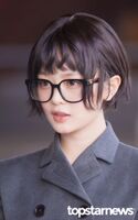 NewJeans Hani appeared at Gimpo International Airport dressed like a teacher in teaching practice, with short black hair and glasses