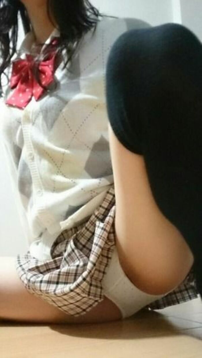 95 JK thigh selfie erotic images! Summary of whipped bare legs extending from the uniform and beautiful legs that bite into the knee 13th image