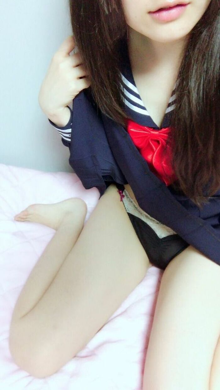 95 JK thigh selfie erotic images! Summary of whipped bare legs extending from the uniform and beautiful legs that bite into the knee 46th image