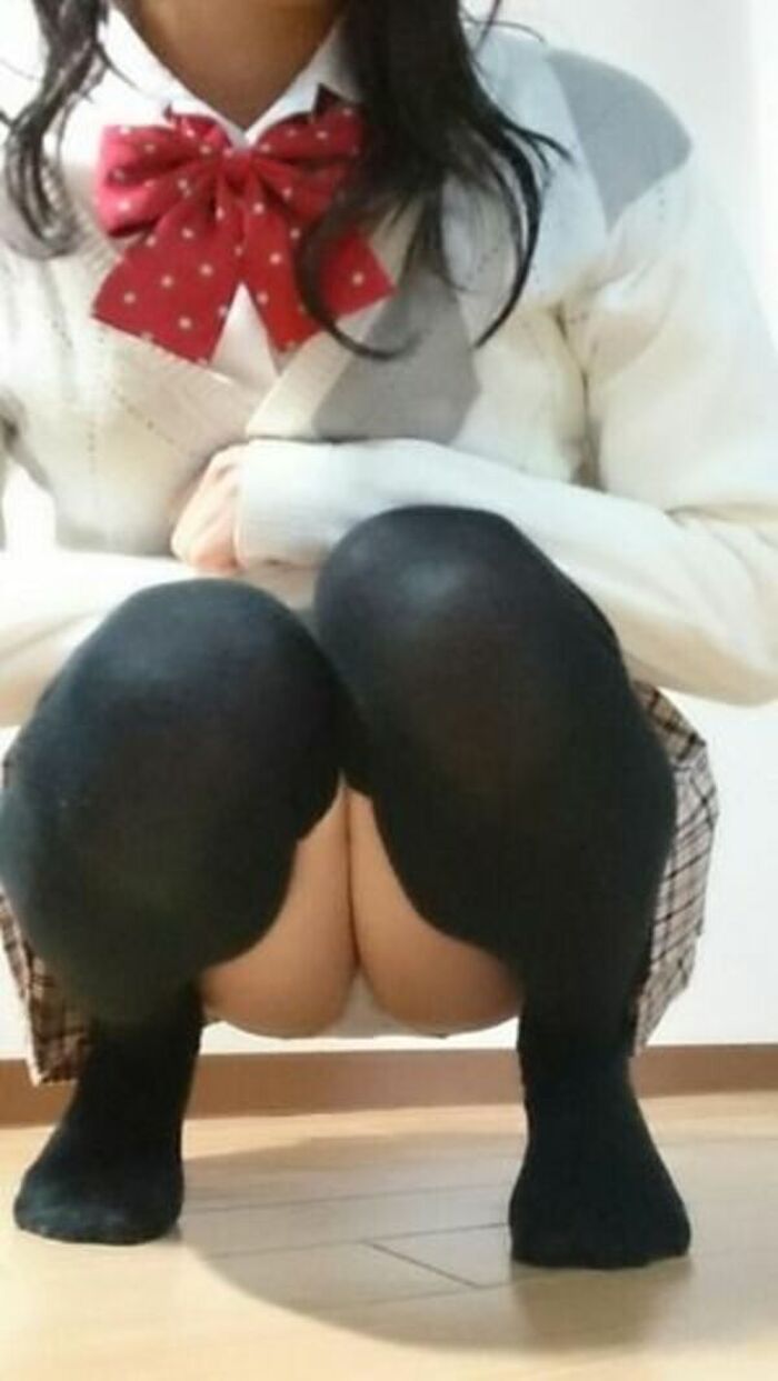 95 JK thigh selfie erotic images! Summary of whipped bare legs extending from the uniform and beautiful legs that bite into the knee 54th image