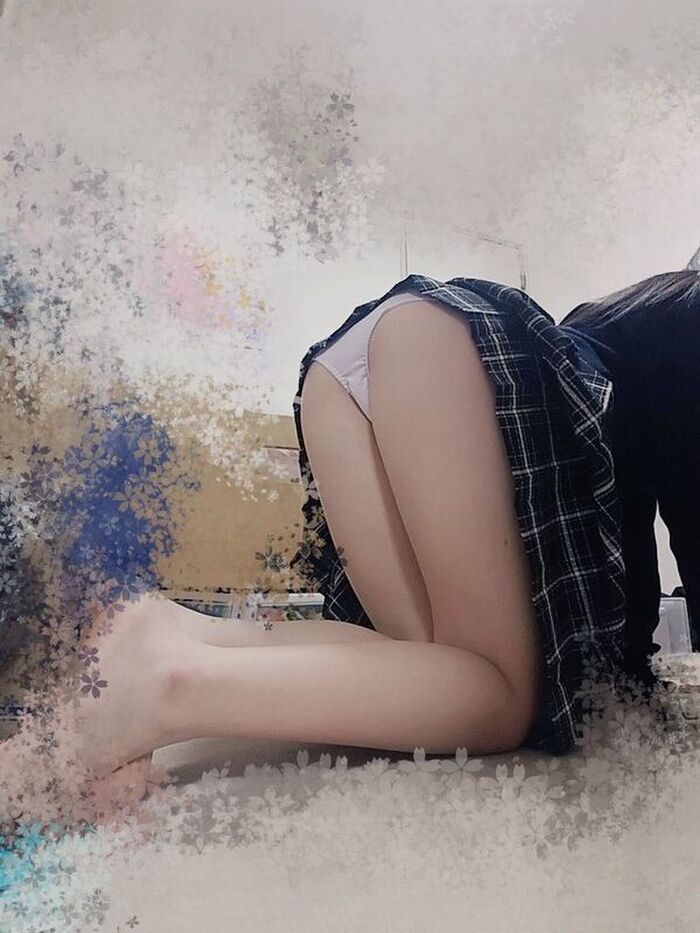 95 JK thigh selfie erotic images! Summary of whipped bare legs extending from the uniform and beautiful legs that bite into the knee 6th image