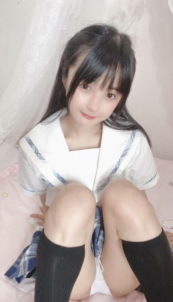 95 JK thigh selfie erotic images! Summary of whipped bare legs extending from the uniform and beautiful legs that bite into the knee 64th image