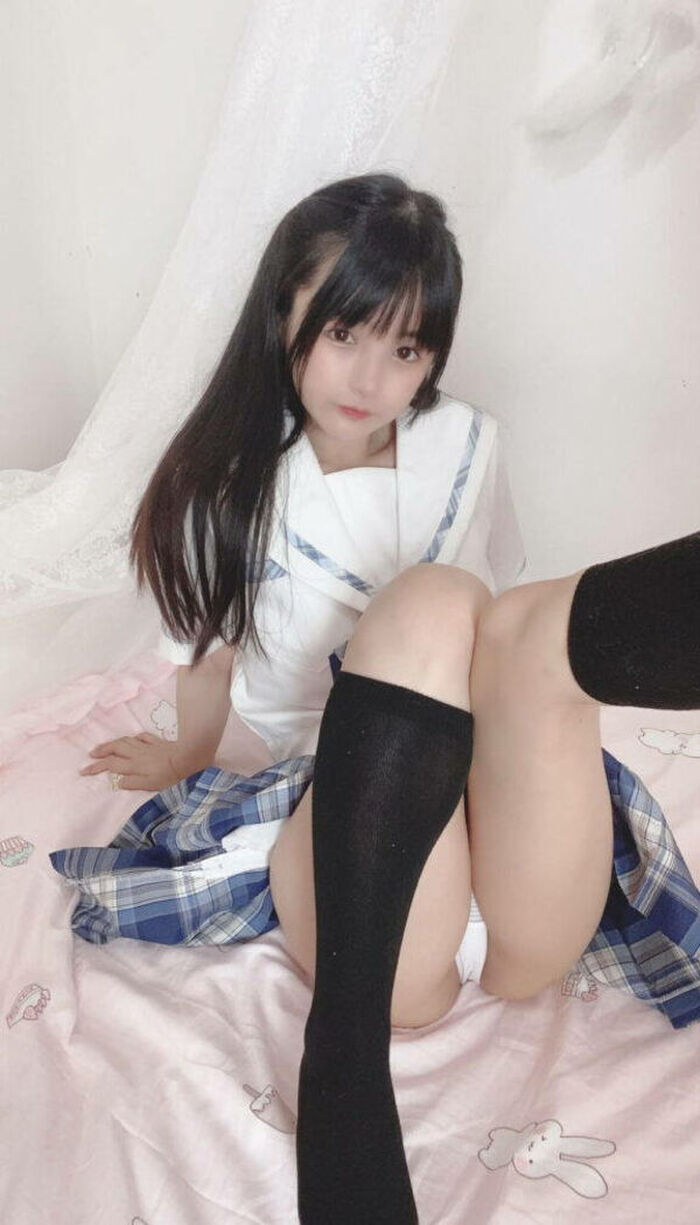 95 JK thigh selfie erotic images! Summary of whipped bare legs extending from the uniform and beautiful legs that bite into the knee 66th image