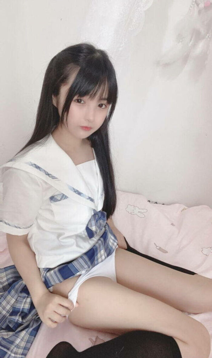 95 JK thigh selfie erotic images! Summary of whipped bare legs extending from the uniform and beautiful legs that bite into the knee 69th image