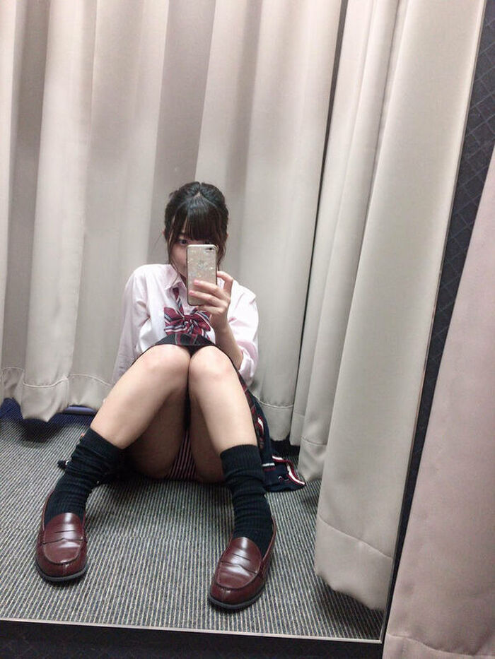 95 JK thigh selfie erotic images! Summary of whipped bare legs extending from the uniform and beautiful legs that bite into the knee 83th image