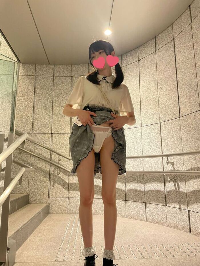 95 JK thigh selfie erotic images! Summary of whipped bare legs extending from the uniform and beautiful legs that bite into the knee 95th image