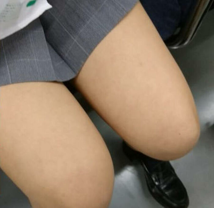 JK's bare feet erotic images! - The plump thigh panchira ♡ will come out! 32th image