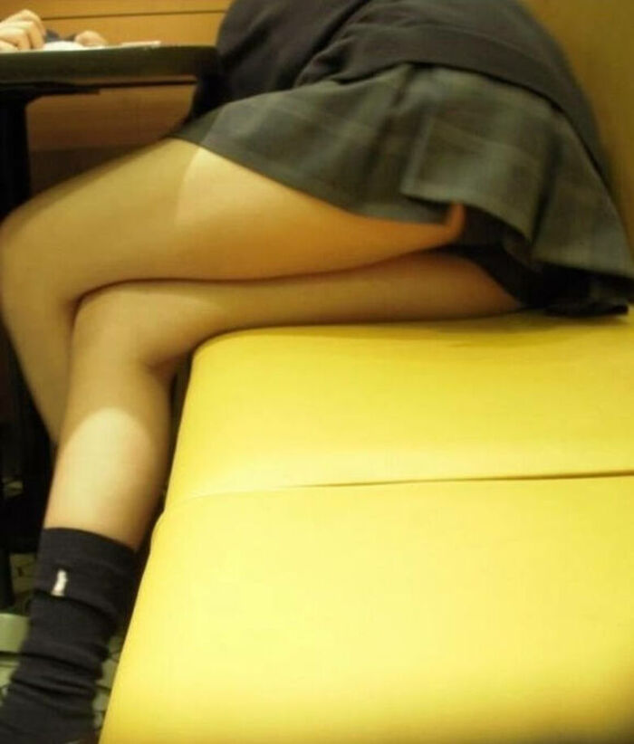 JK's bare feet erotic images! - The plump thigh panchira ♡ will come out! 6th image