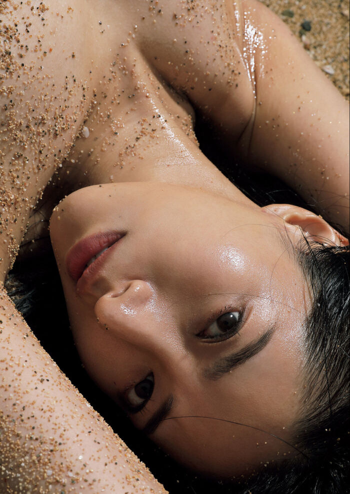 'Yuka Someya', who is also popular as an actress, has brittle hair and is a hot topic when the full nude photo book is bewitching and comes out! 『Get into me』 15th image