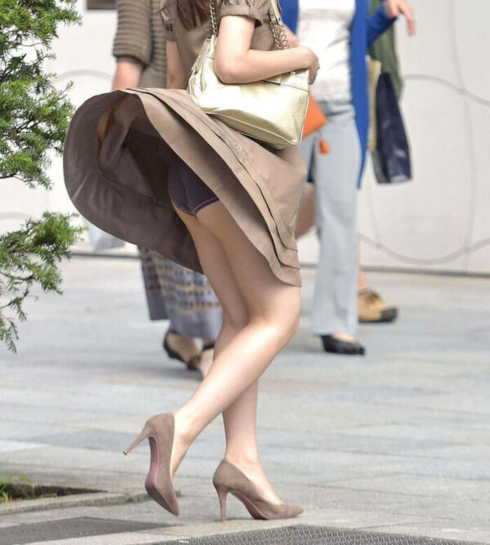 If the wind blows, Shiko will move in front of the station [97 wind panchira images] 27th image