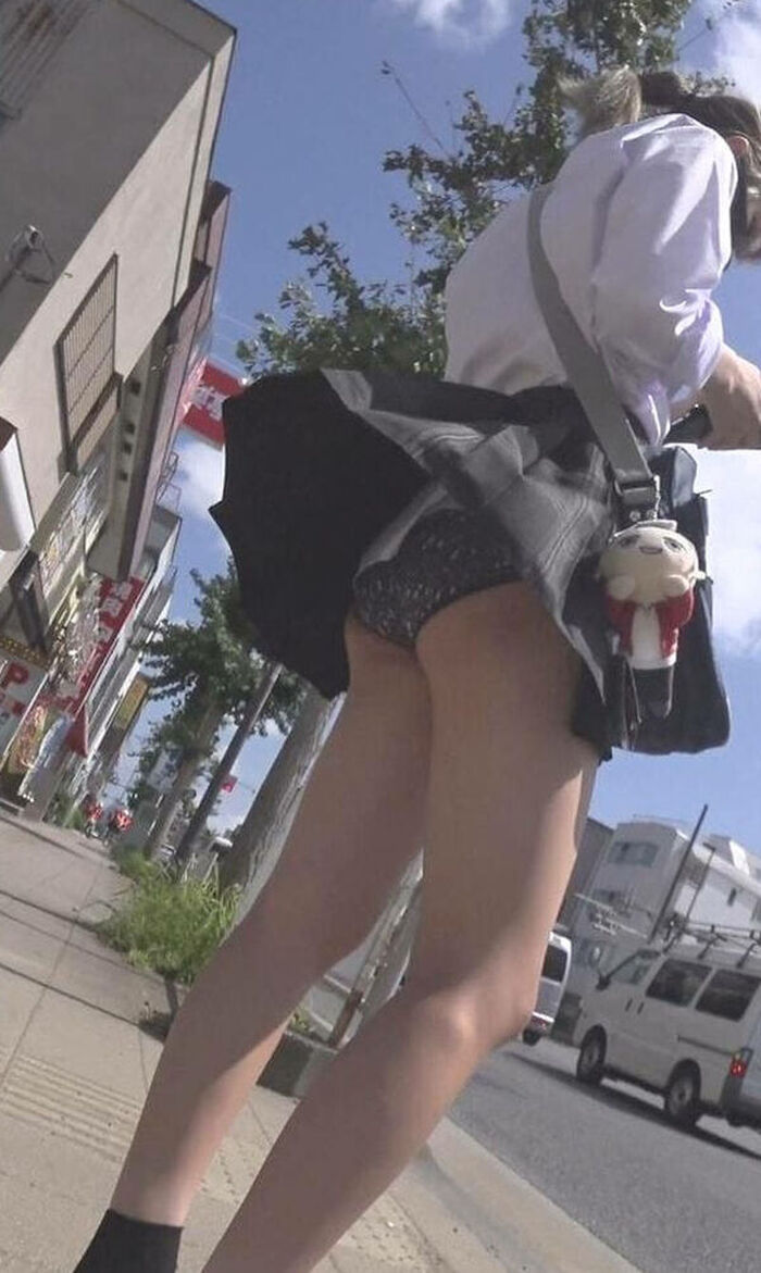 If the wind blows, Shiko will move in front of the station [97 wind panchira images] 91th image