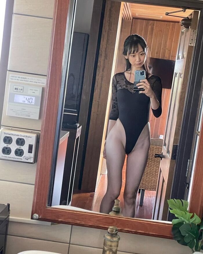 Upload the appearance of straddling bi ◯ to SNS. Nanako Aizawa, a soft-bodied beauty, fans scream 13th image